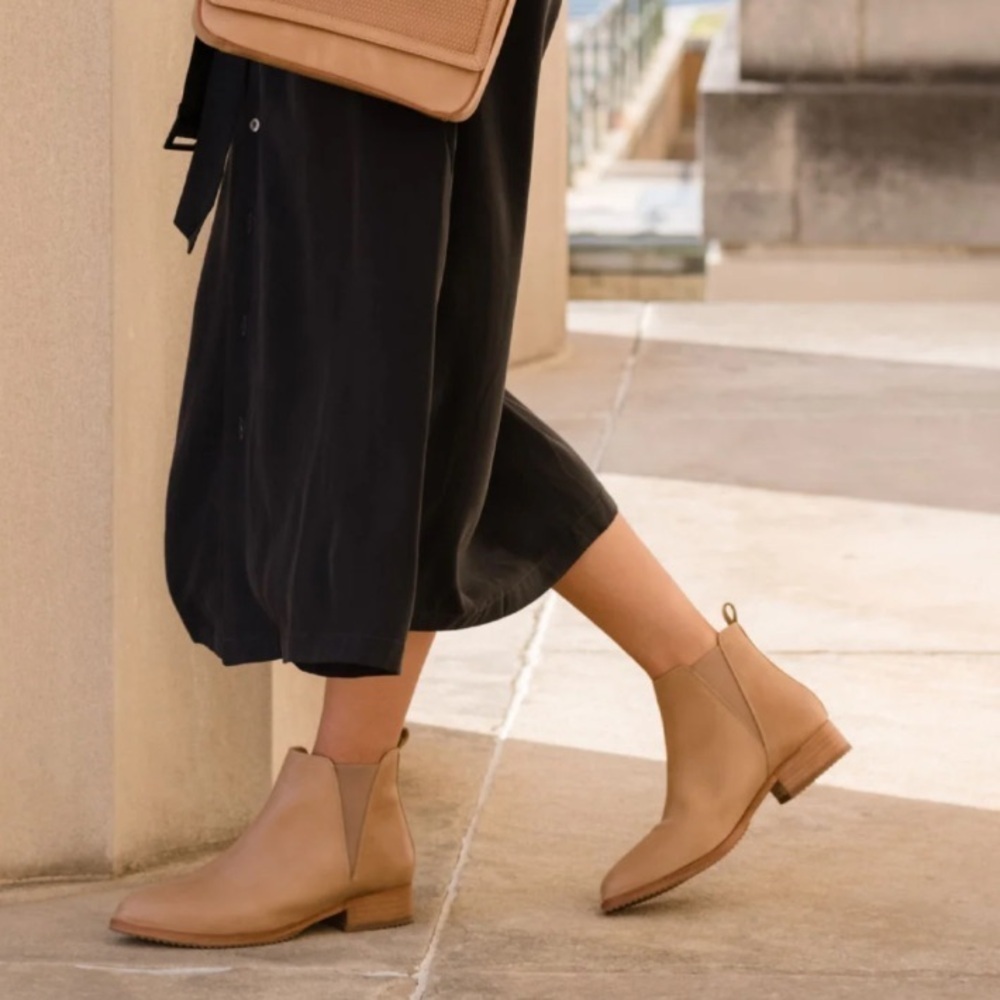Nisolo Everyday Chelsea Boot Almond Size 6.5 - Picture 3 of 7